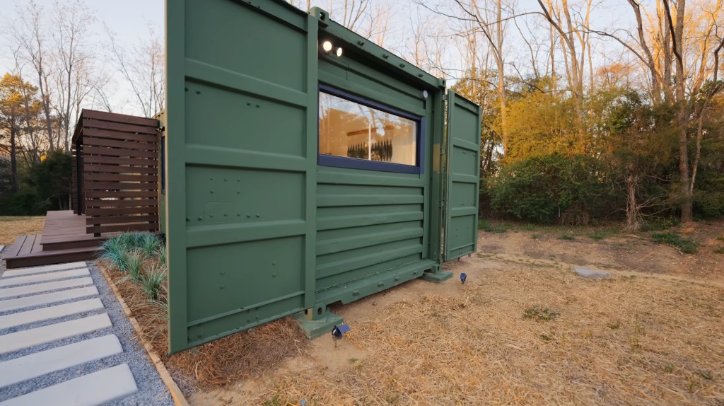 Modul aus Seecontainern - grüne Umgebung, eigene Haustür