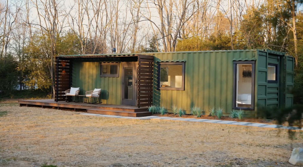 Fertiges Container-Modul mit Terrasse und grüner Umgebung